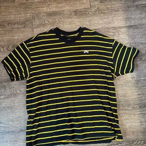 Nike Tshirt Men Size XL Black Yellow Logo Crewneck Short Sleeve The Nike Tee